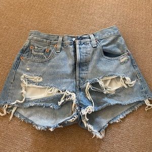 LEVIS CUTOFF DENIM SHORTS